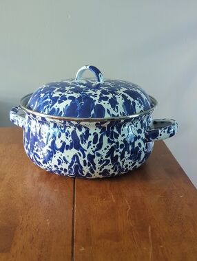 Golden Rabbit Swirl 4 Quarts Enamelware Round Dutch Oven